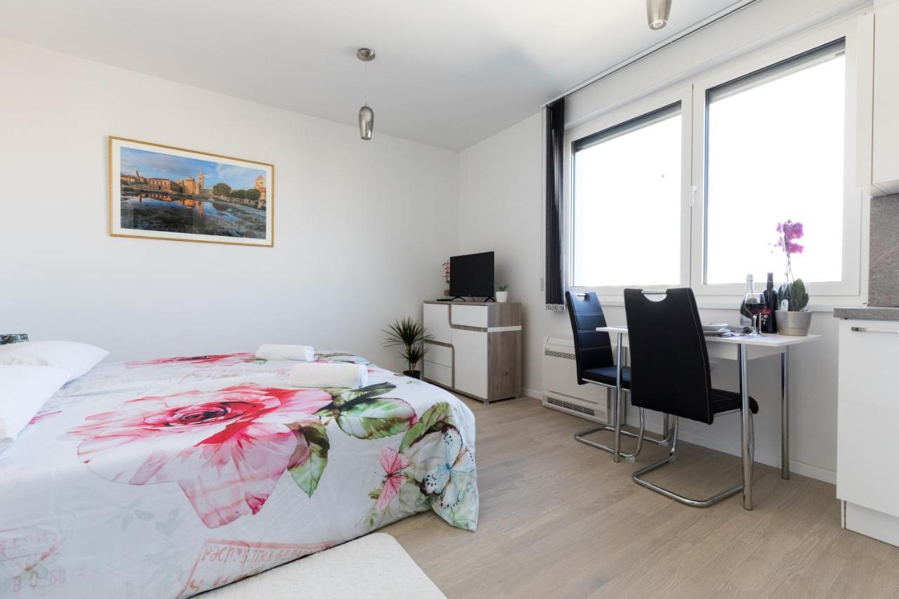 Studio Apartman Moonlight 자다르 외부 사진